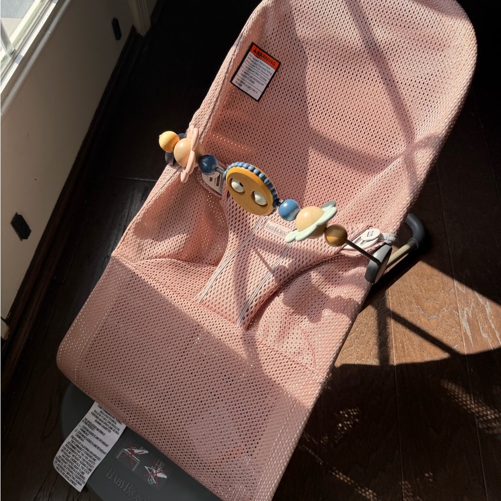 BabyBjörn Bliss Mesh Bouncer - Blush Pink with wooden play bar - Picture 2 of 8